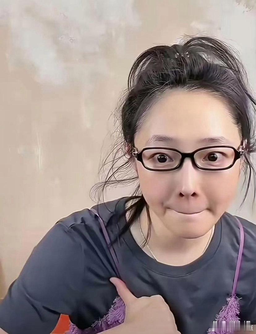 如今的白百何行事十分接地气，奔波忙碌的模样，满是浓浓的生活气息。
