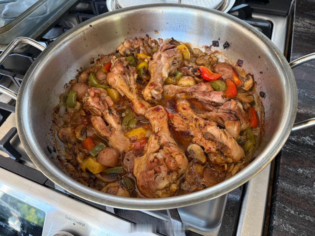 鸡腿土豆煲，加了很多褐菇、洋葱和彩椒。味道有点像是清淡版的大盘鸡。但是完全没用酱