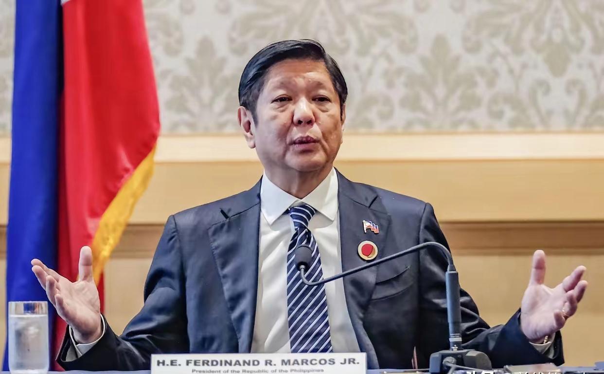 北京三天之内落下两记回应。第一记：即日禁止菲律宾猪及其制品进口，精准封堵农业创