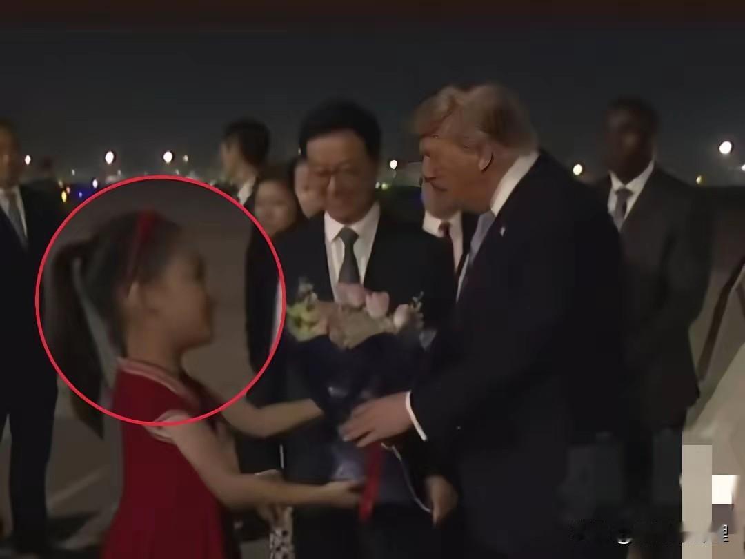 昨晚的仪式确实够排场，但我盯着屏幕，目光却怎么也离不开那个穿红裙子的小姑娘。