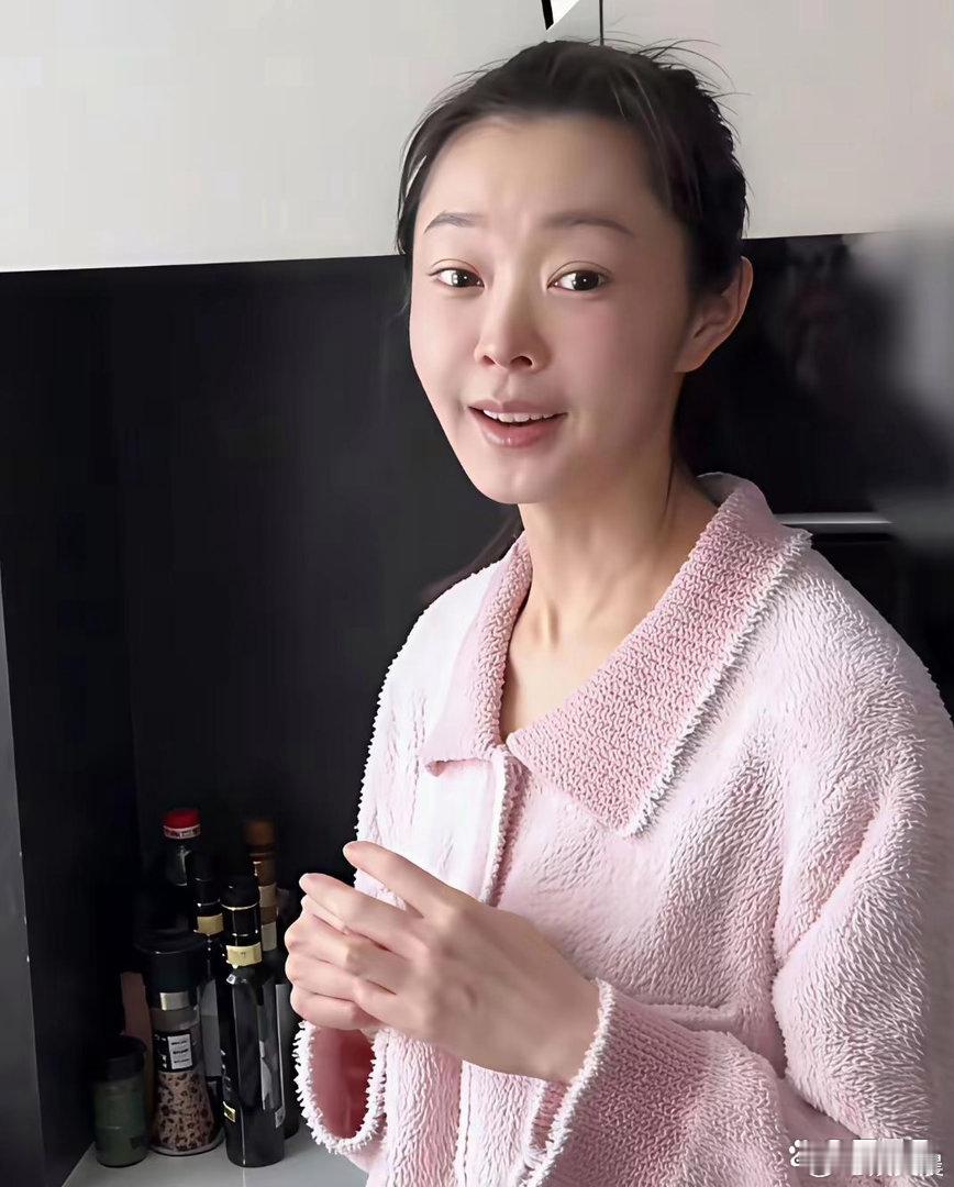 宋轶素颜状态干净又真实，软萌气质满满，温柔又治愈。