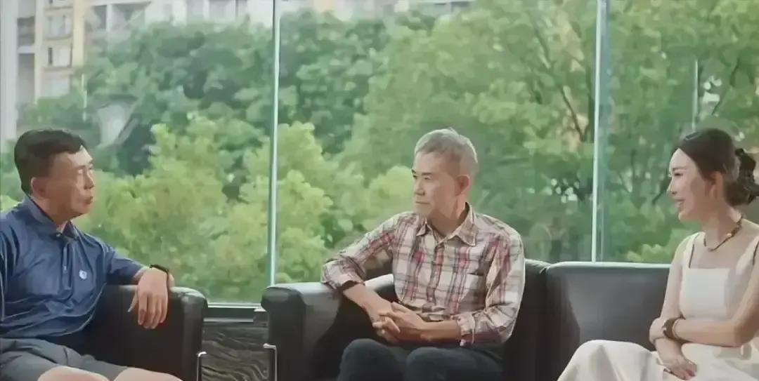 顶级大佬讨债，从来不当面要钱。论坛现场，段永平突然转向王石：“三十年前你给小霸