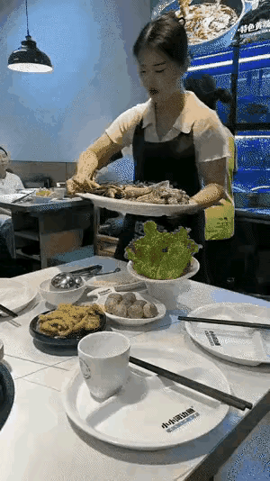 这可真是鲜活的火锅，绝对新鲜，活蹦乱跳，服务员的手法非常娴熟肯定是招牌菜！