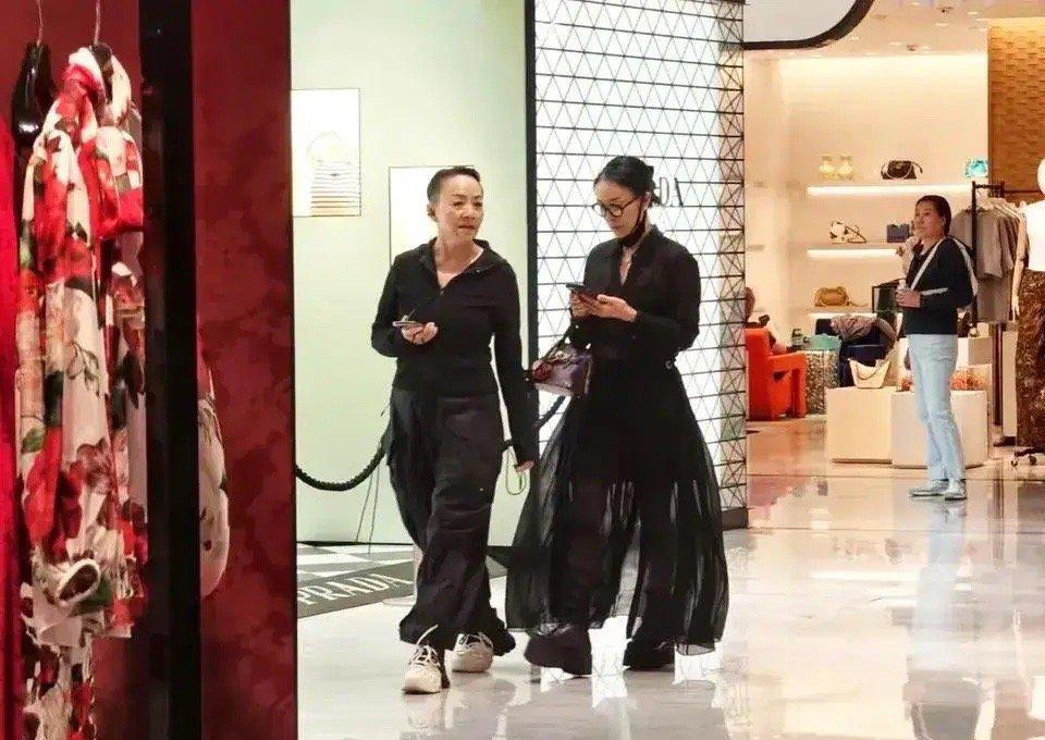 那英：静儿，这件红毛衣你穿上绝了，衬你皮肤！李静：真……真的吗？宋丹丹：