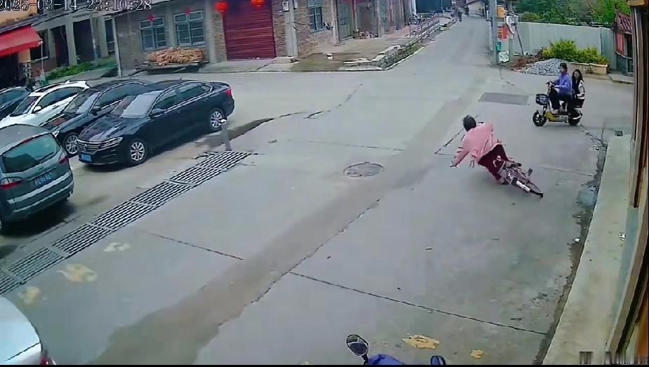 我算看清楚了，大妈摔倒的整个过程，其实就是自己操作不当造成的。开始，前面过来