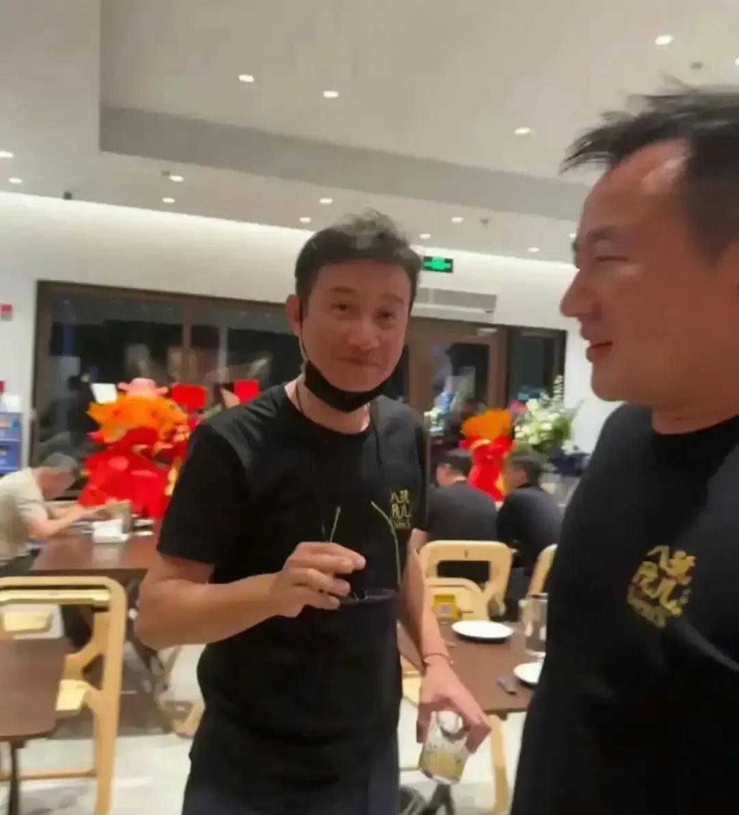 文章在上海开陕西风味餐厅，三十多平装修朴素闺女宣传文章在上海静安开的那家“八