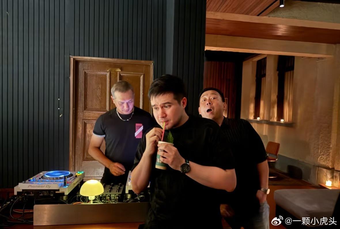 藏海传庆功宴的主创合照，期待明年白玉兰再次相聚，再办庆功宴藏海传最初