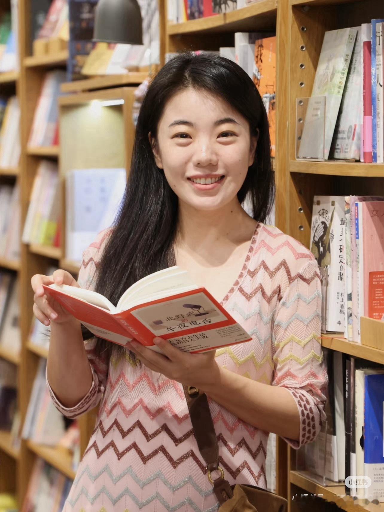蒋方舟天才少女人设蒋方舟究竟算不算天才少女，从来没有统一标准答案，是非功过，外