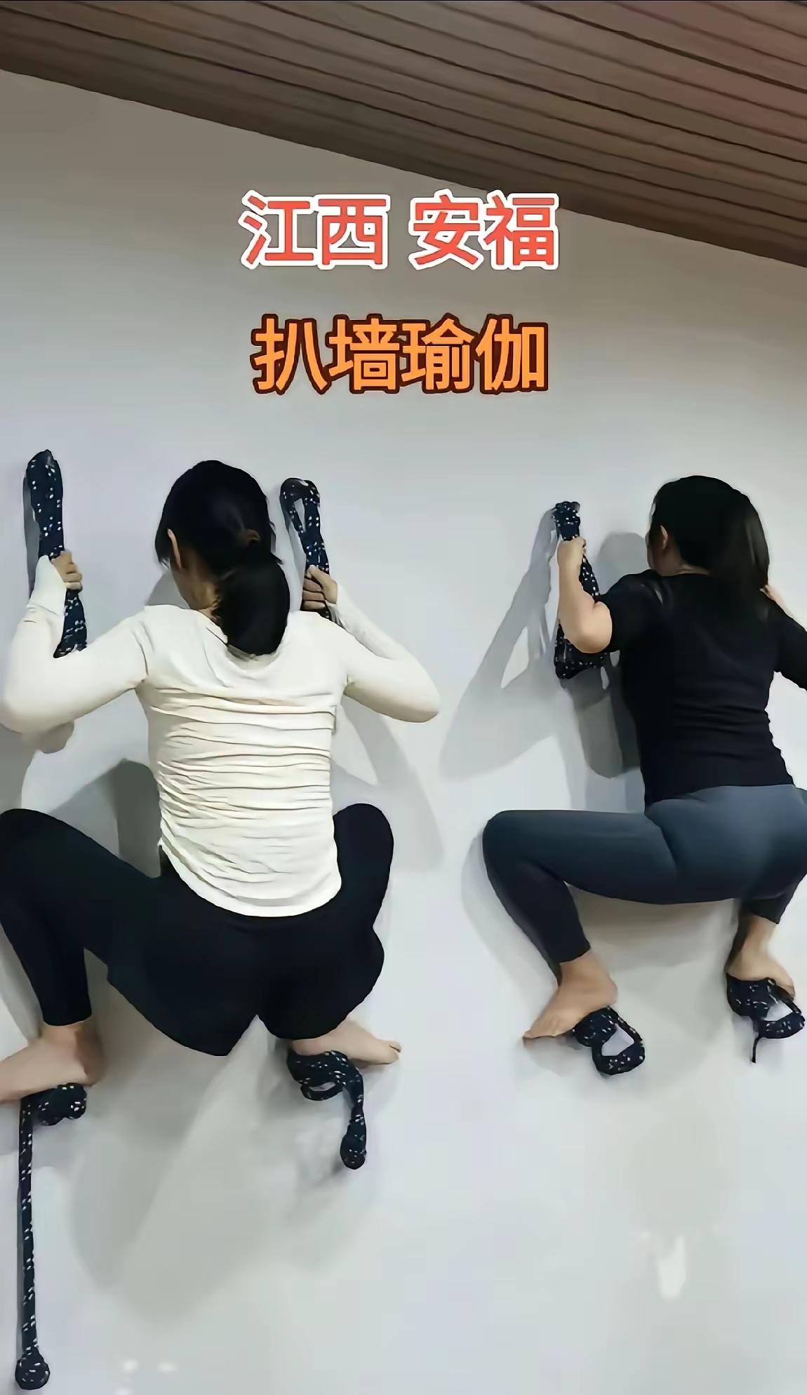 据说这样真的可以减肥提臀我不大相信但是瑜伽馆报名的人很多[思考]