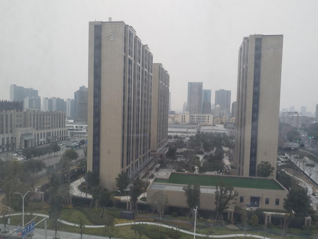 我问经常联系的好友，今年回不回老家陪爸妈过年。他说：“今年决定提前接爸妈到城里过