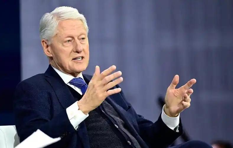 克林顿走的时候，给美国留下一个金山，国库里塞着两千多亿美元的净盈余。那时候，