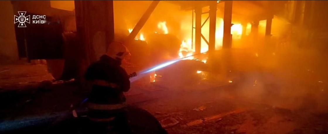 “炸！炸！炸！普京对特朗普摊牌了！”当地时间4月15日深夜的，俄军实施的大规模轰