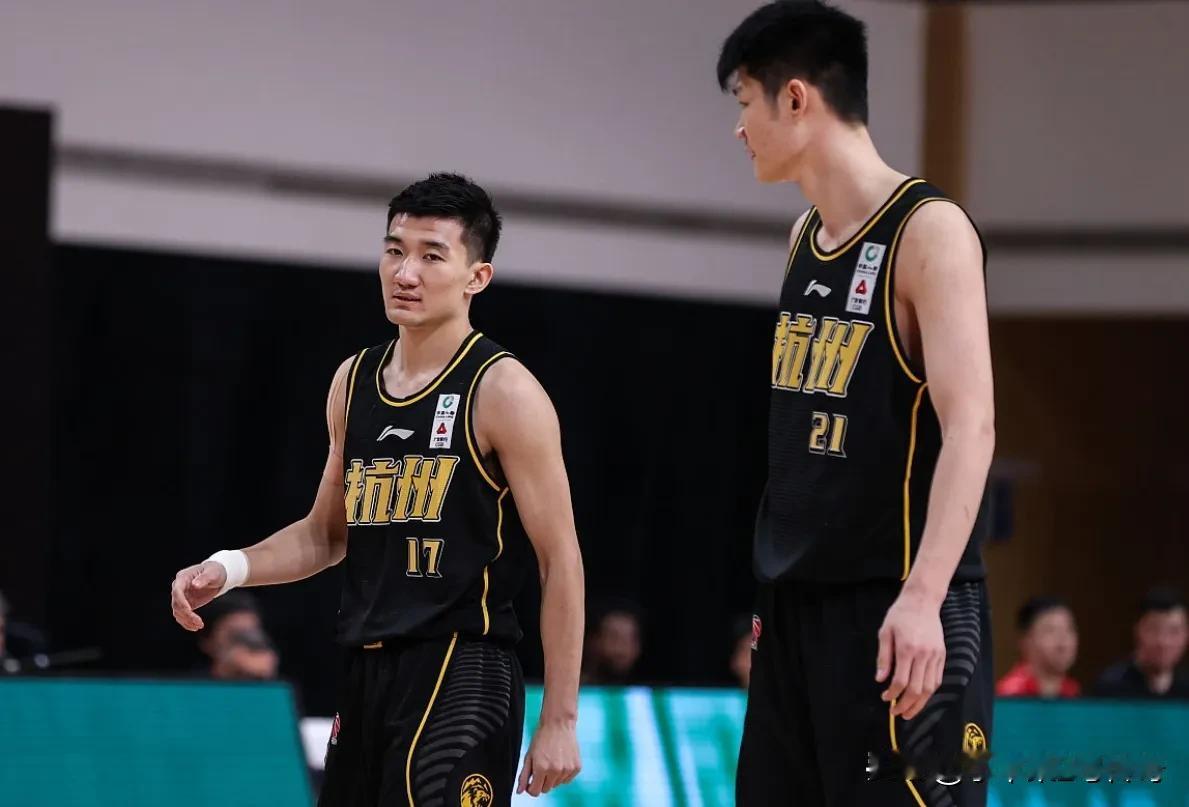 广厦男篮球员胡金秋称赞自己的队友孙铭徽，他表示：我们在一起打了10年了，孙铭徽真