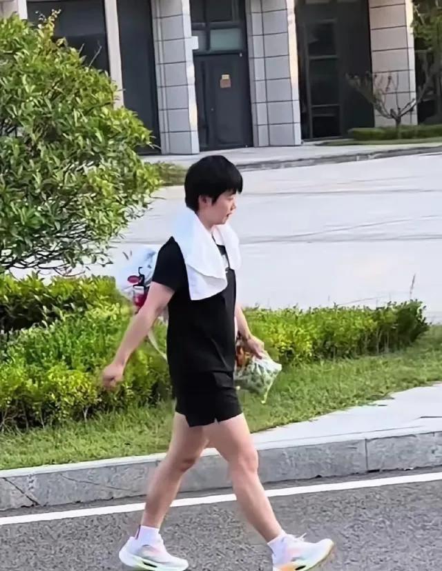 【崇明集训，孙颖莎强度拉满】虽然连续几站休战，孙颖莎身上堆积的负荷不少。下半年赛