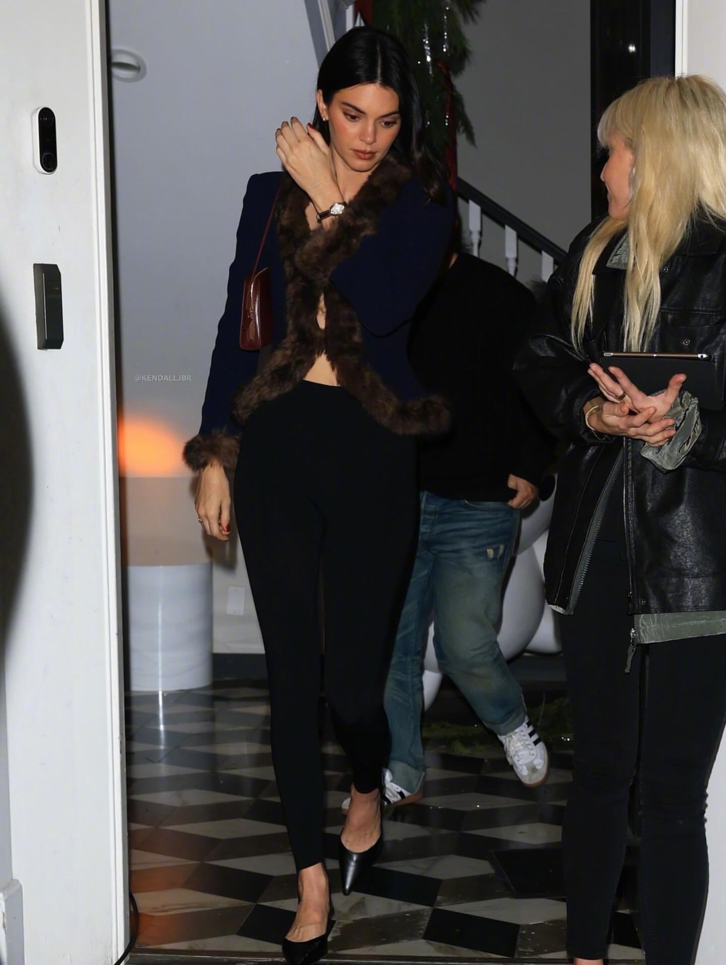 肯豆KendallJenner与海莉及贾斯汀比伯一起现身布伦特伍德的一场派对