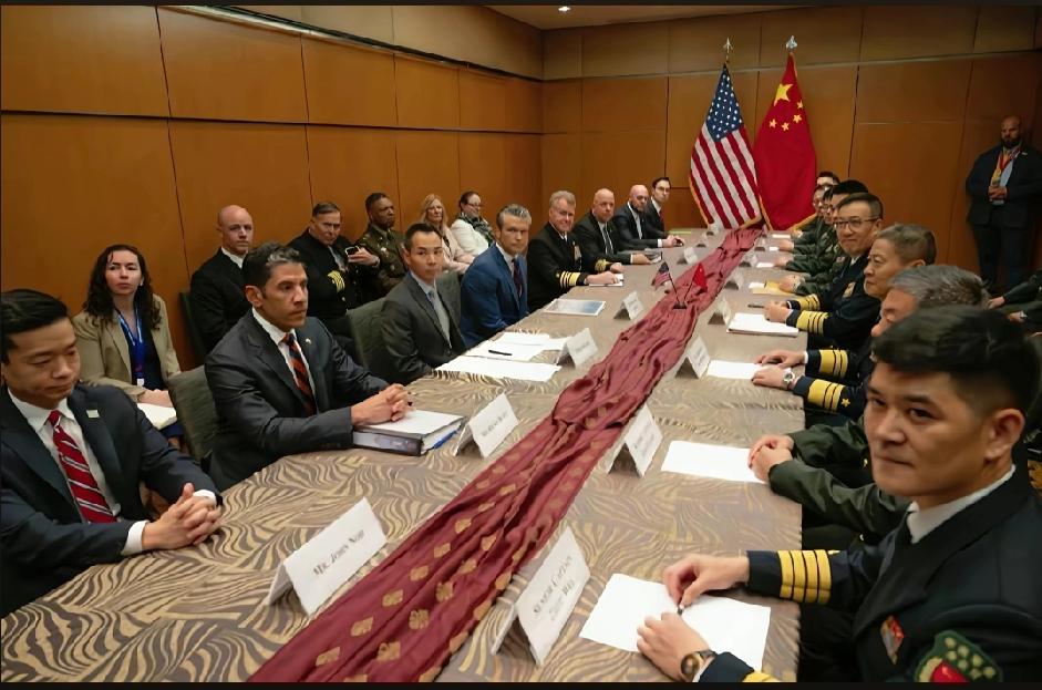 在桌子上的这帮，都是鹰派，美国的亚裔不少，坐对面那两个亚洲人不知道什么心情顶级