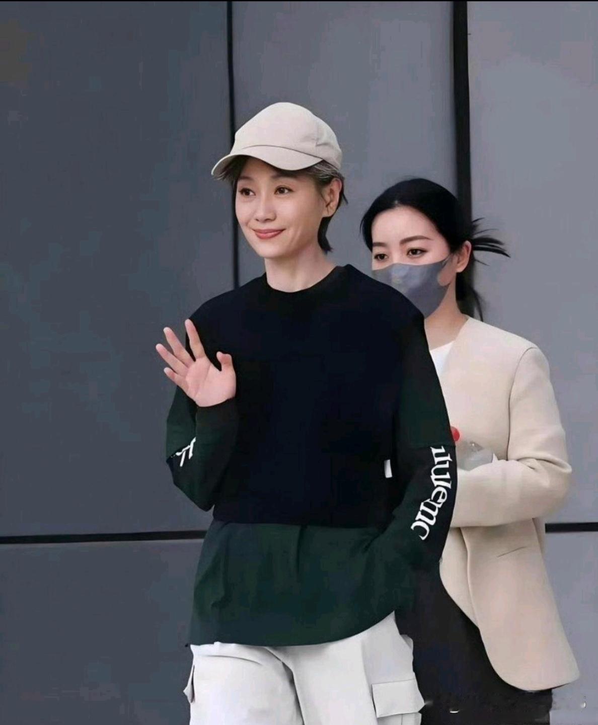 不愧是经典许仙！63岁叶童状态堪称封神，穿搭与神态从容出彩，说她23岁都有人相信