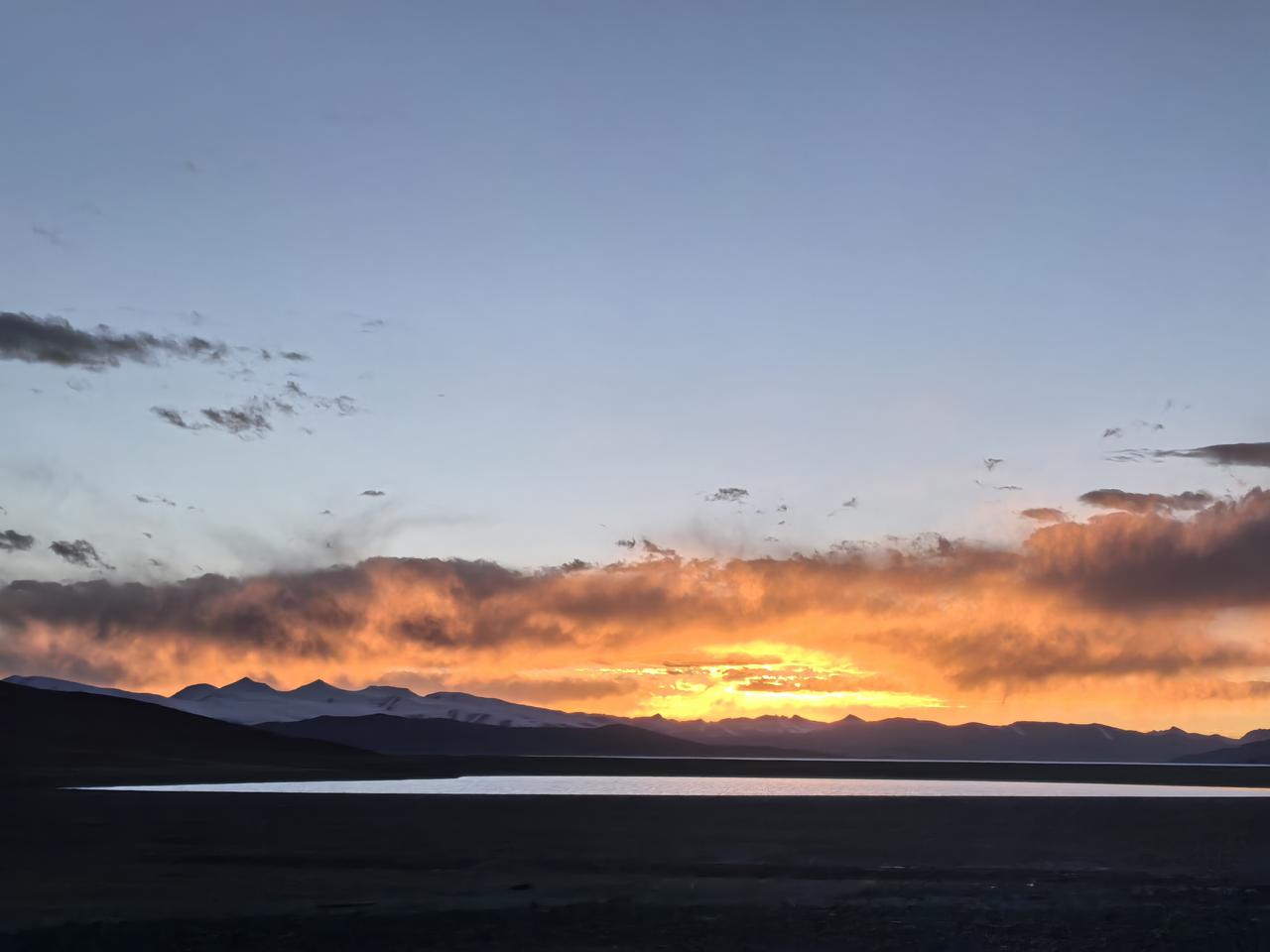 年过半百，走了很多地方，突然觉得钱不够用。还想着夜宿羌塘无人区，又怕熊狼的袭击，