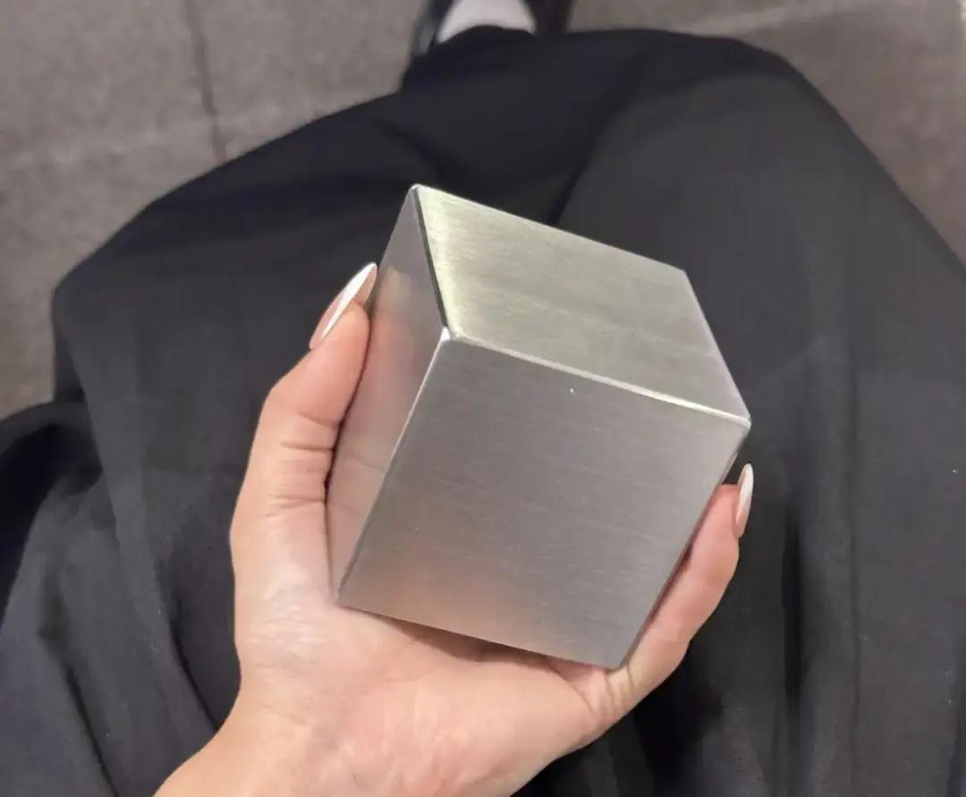 昨晚过完生日刚到家，拆开那几个死党凑份子送的神秘大礼，一个重达四斤半的实心不锈钢