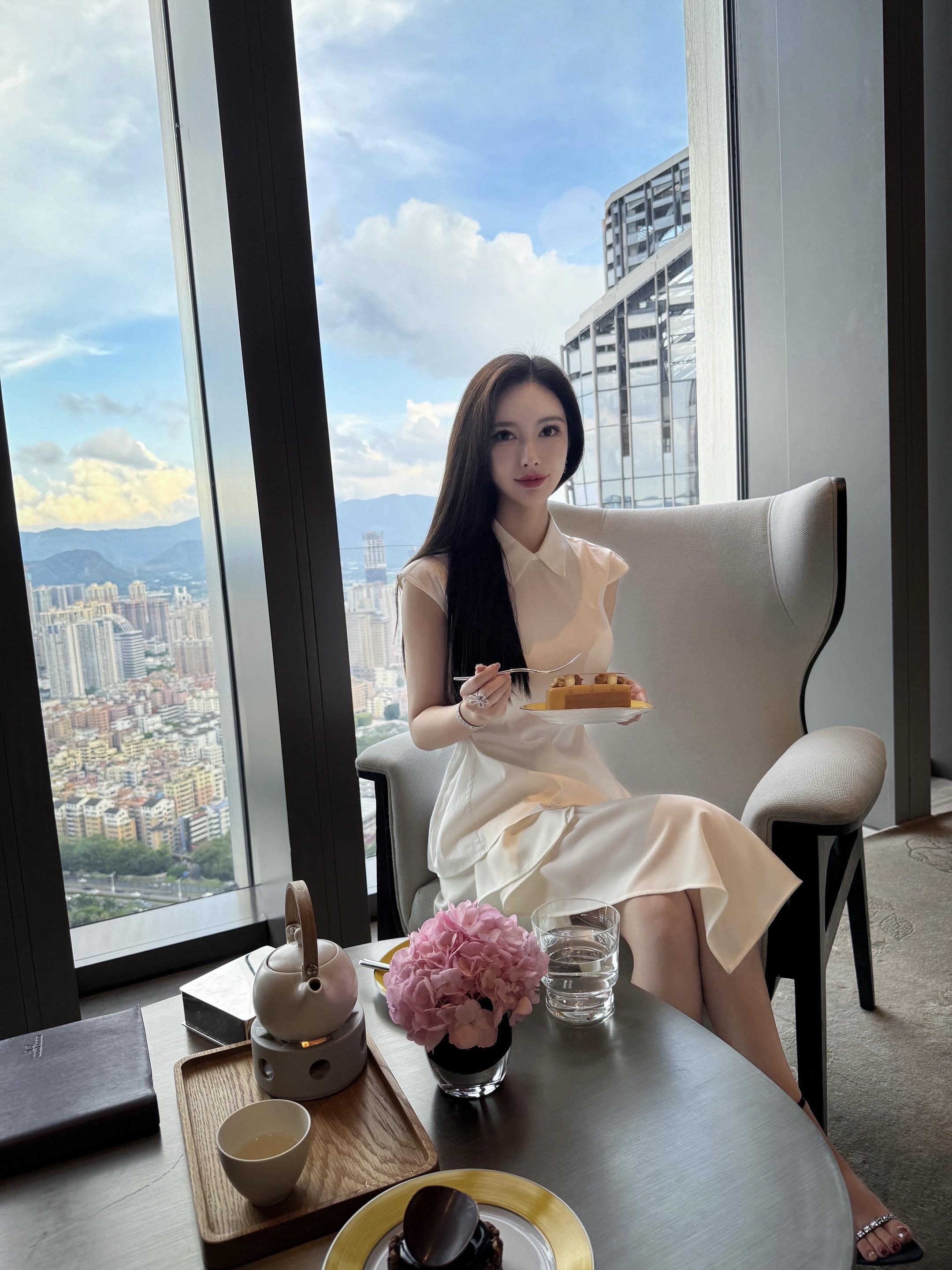 我能从一千个从我身边经过的人中听出你的脚步声，因为那九百九十九个人的脚...