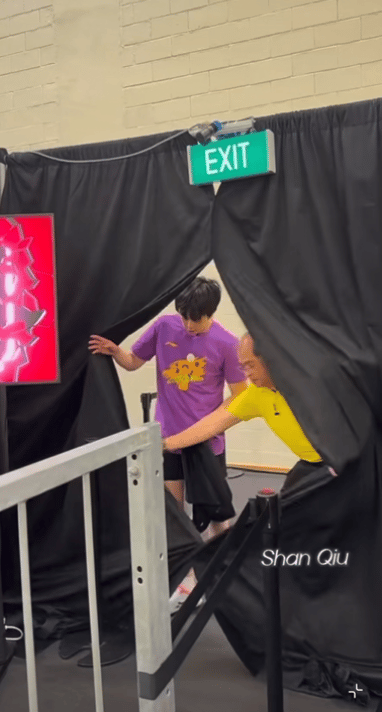 王楚钦换衣服下训，小牛太细心了，把脏衣服都包在毛巾里放好。2.25日，王楚钦