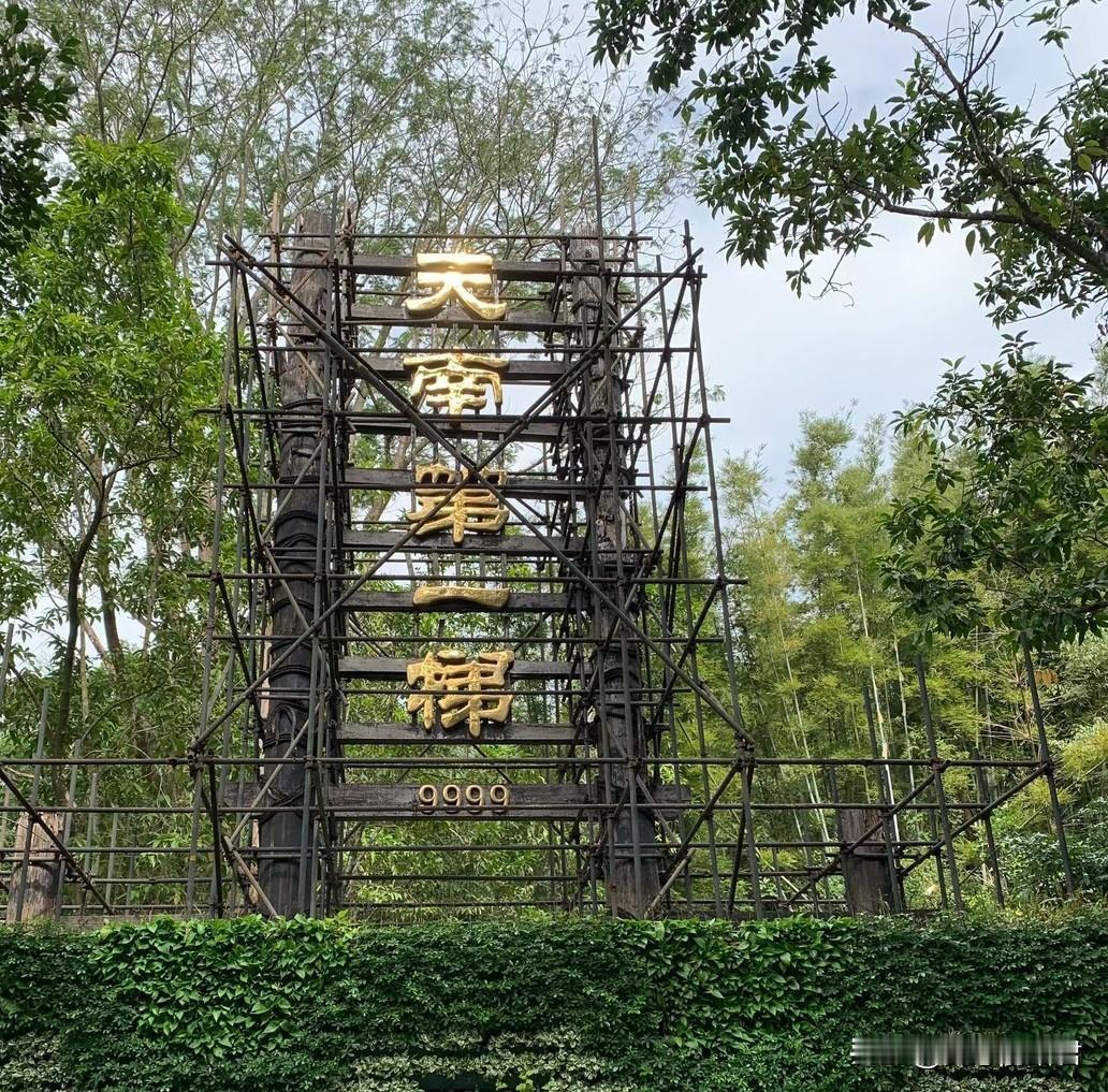 这对没有福气的母子，确实该被赶出门。一男子，和老婆结婚两年，住在老婆的房子里。因