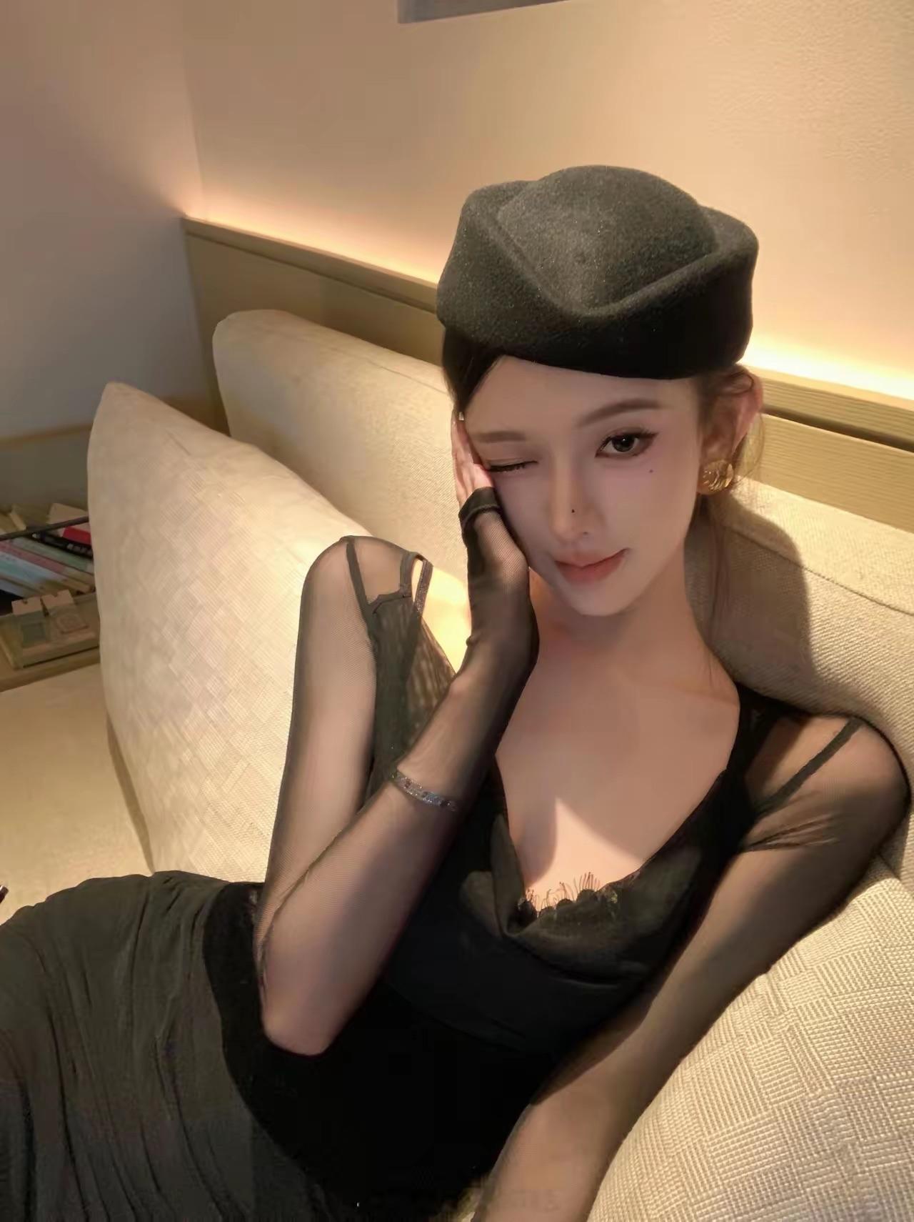 镜中人影动，暗香盈袖间