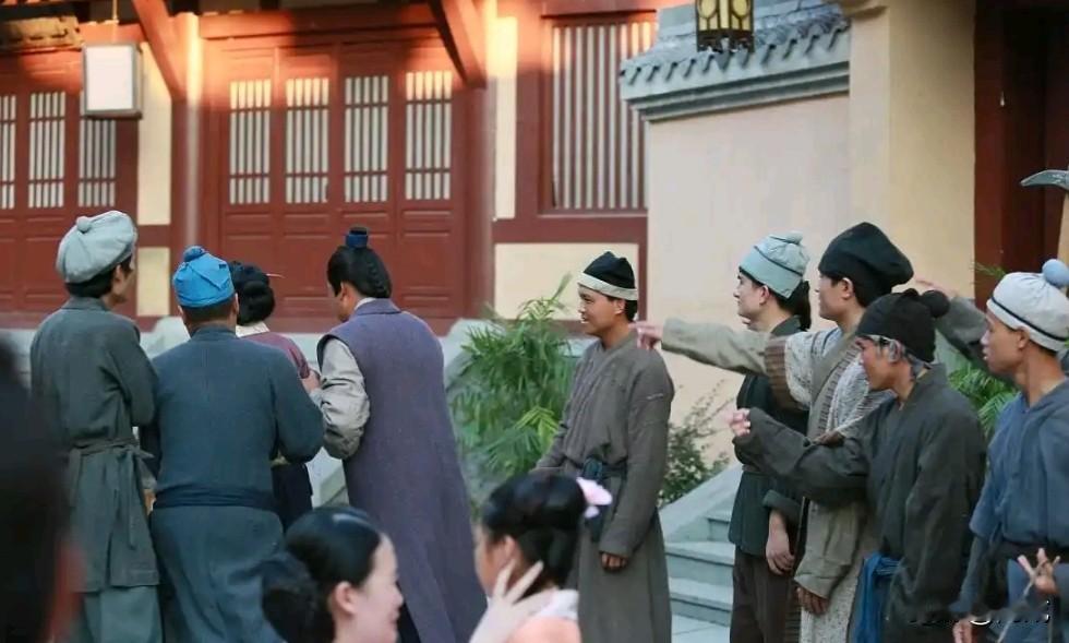 横店注册群演超23.6万，稳定接戏者不足1万。基础日薪135元抽成后仅剩121.