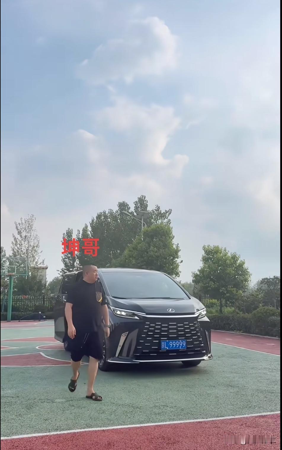 没想到，“顶级富豪”北京坤哥居然是靠包装出圈的。据网友爆料，坤哥号称财