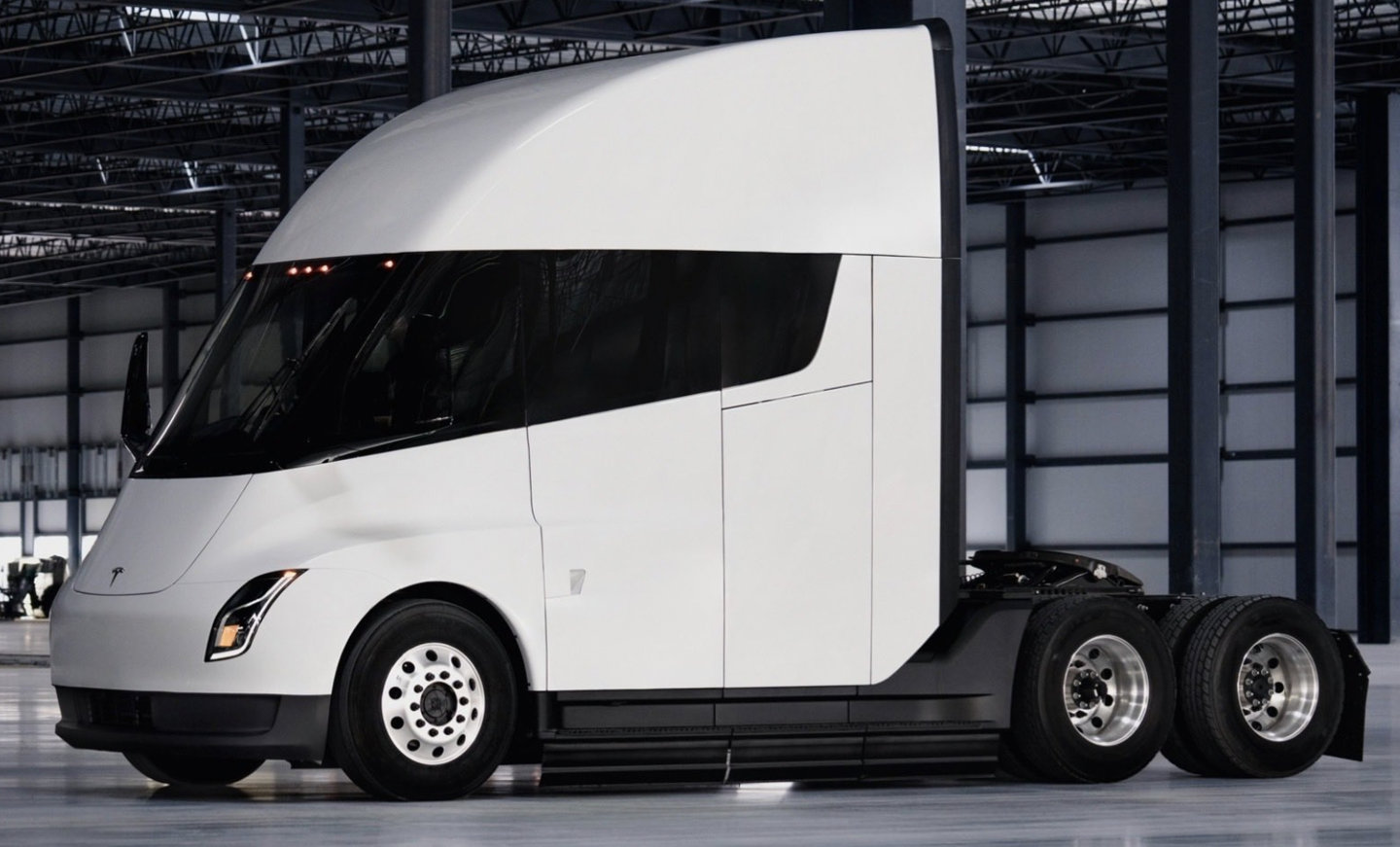 【九年磨一剑：特斯拉纯电重卡Semi改款车型亮相，明年第二季度量产】据外媒
