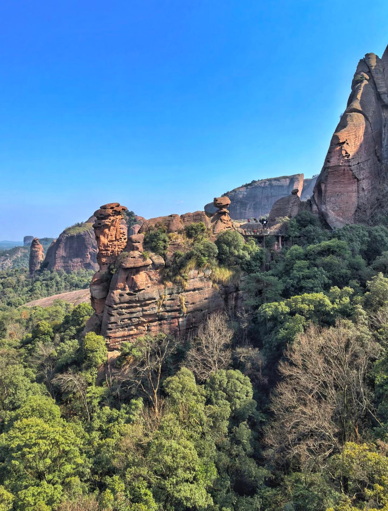 弋阳.龟峰全是江西最低调的5A级景区了因其山体酷似龟形态而得名前些年去过一