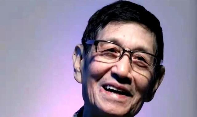 周星驰一个电话打过去，请一位京剧名角演太监。想象一下，周星驰拍片时缺个关键角色