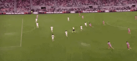 “梅西不会头球”！不用起跳就能抢到头球，梅西对于落点的判断已经拿捏的很准确了，