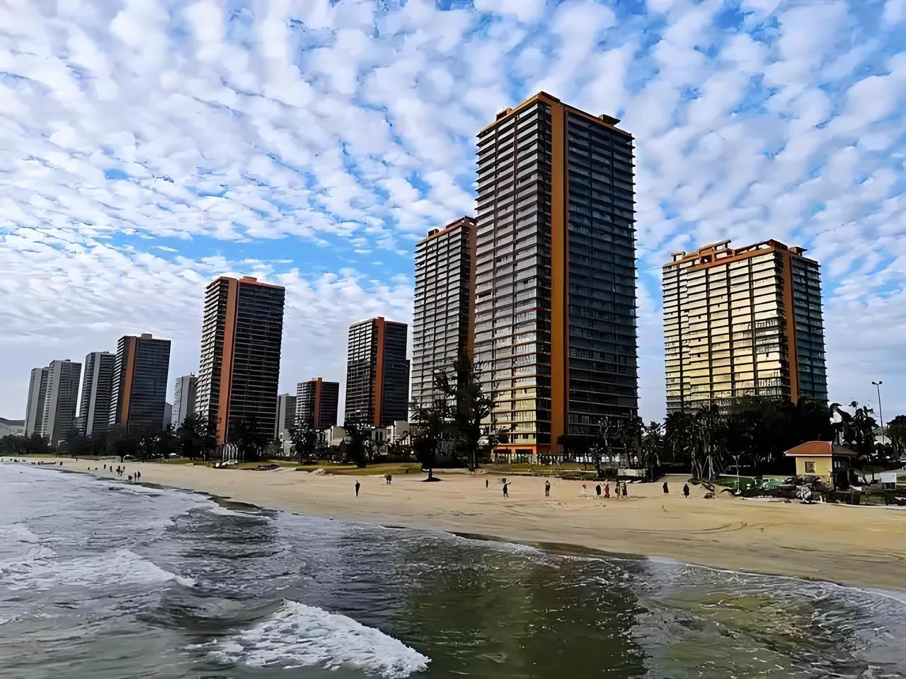 一个广东省惠州市惠东县平海镇双月湾小区的大姐讲现在83平的房子，带精装修，3层，