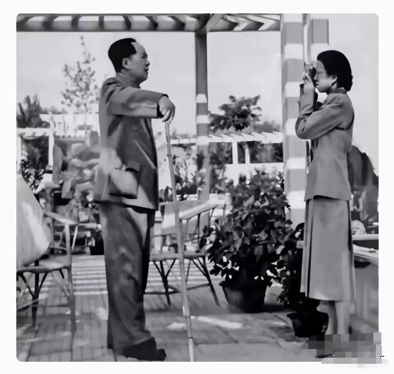 伟人把劳动最光荣写进了他的相片，给伟人拍照的女同志是谁？