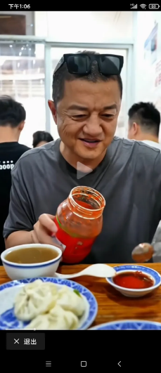 李亚鹏，太接地气了！54岁的名人李亚鹏，现身一间包子小店吃，网友看到他点的食物