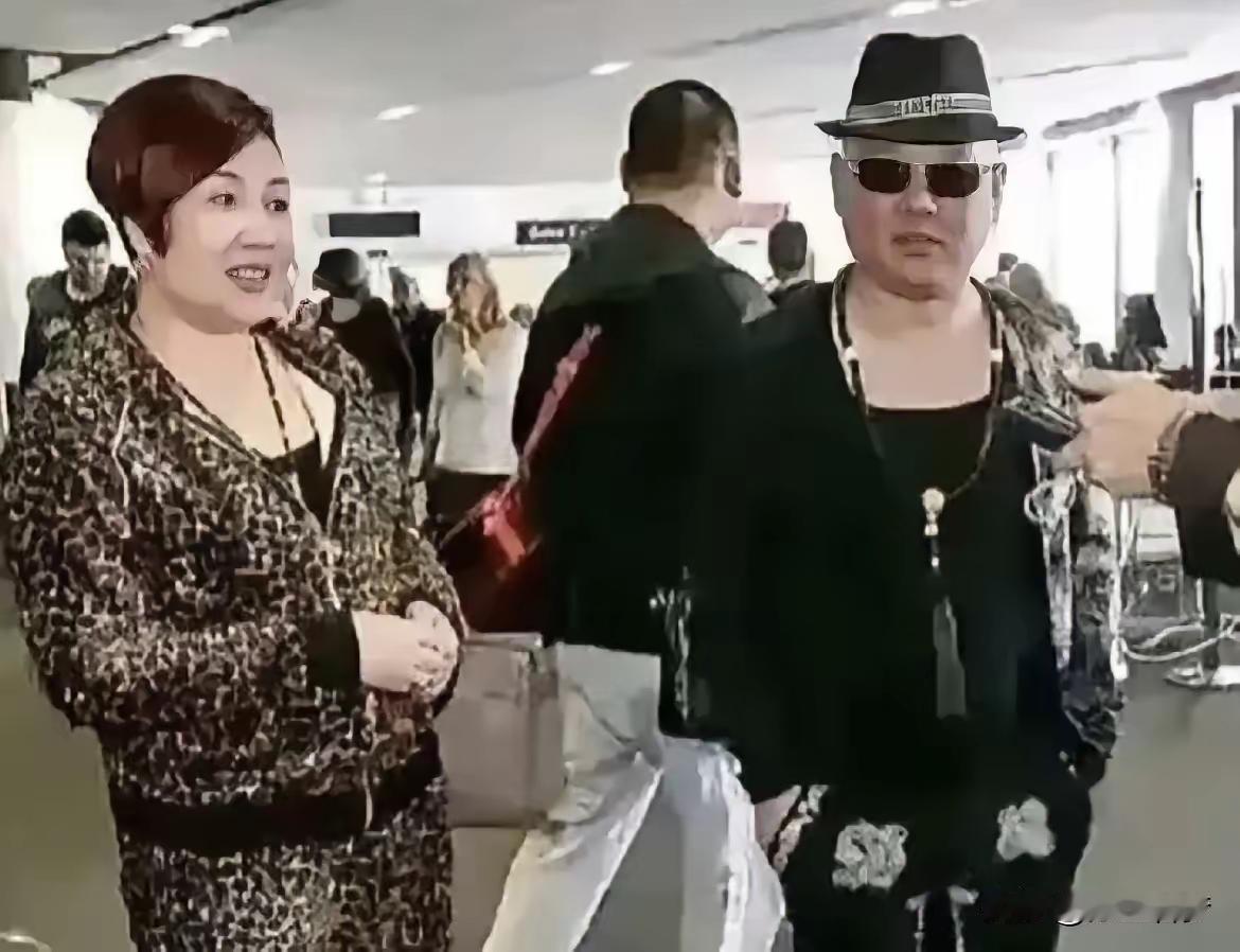 看看人家两口子出街，几百万的行头，让人开眼！咱们从下往上数数，一条裤子1.6