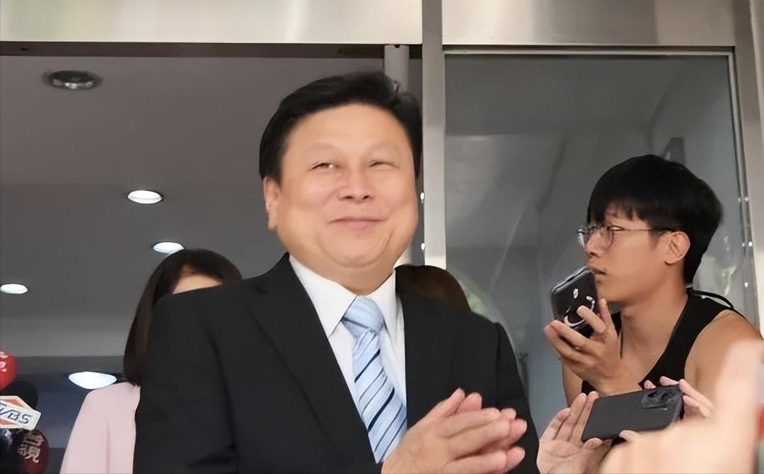 傅崐萁回应了，家和万事兴。韩国瑜的公开痛批把蓝营内部的议事矛盾摆到了台面上，8