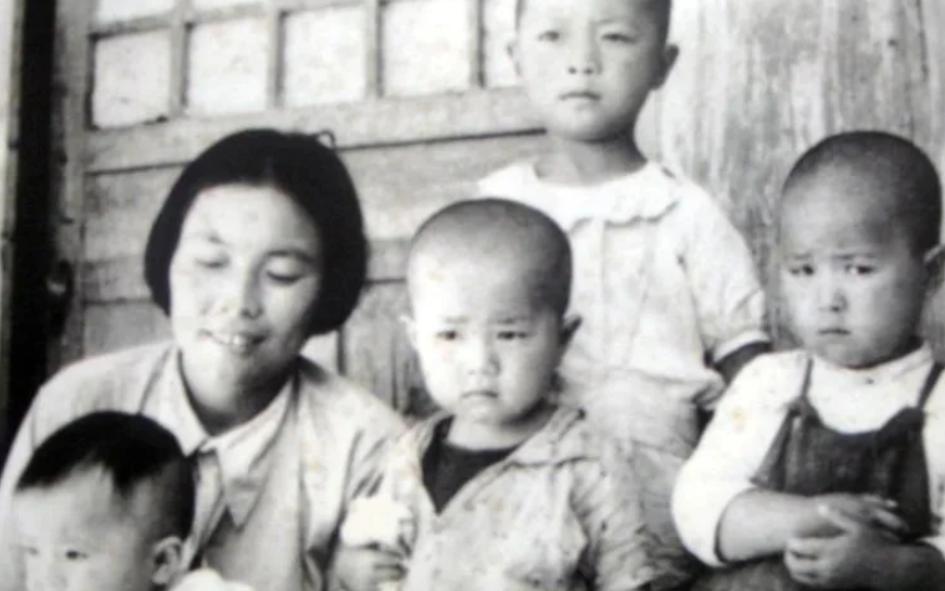 1945年深夜，一男子溜进了中央保育院的窑洞。突然，他拿出锋利的匕首，残忍地在刘