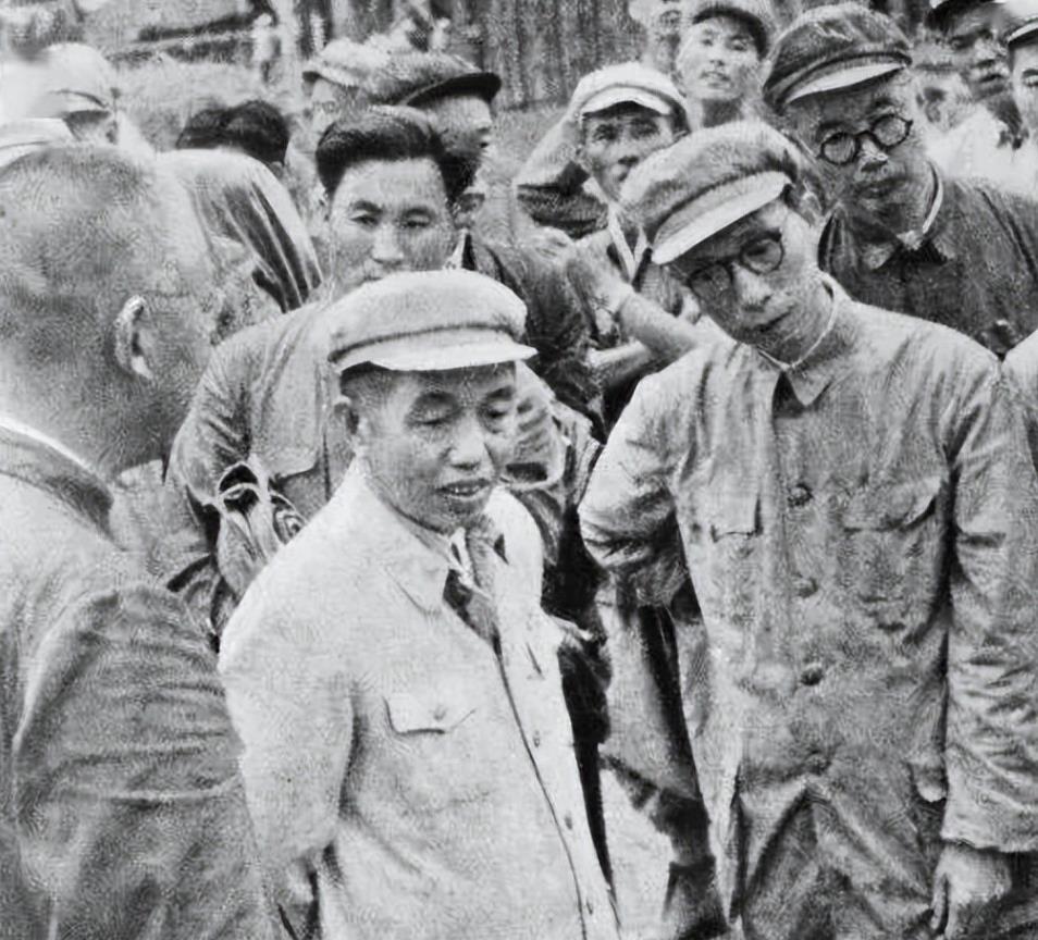 1957年，开国元勋谭震林回乡调研，途经一家国营粮店窗口，只见：“这窗口有一米多