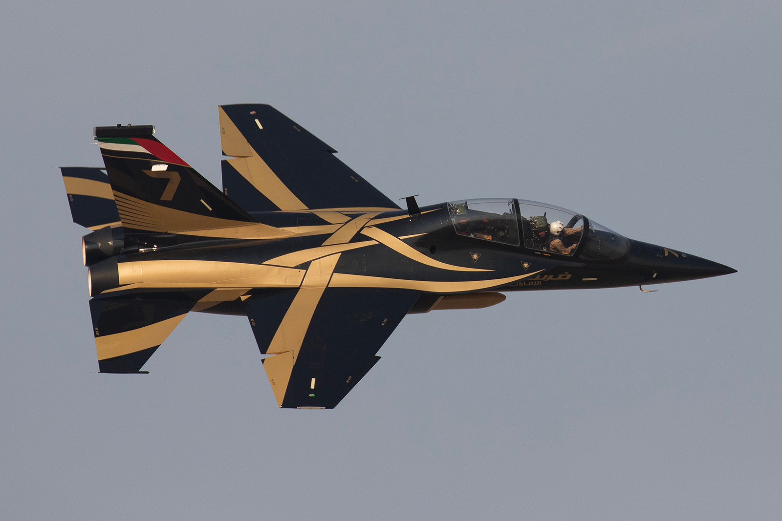 涂装就是战斗力，阿联酋L-15表演机这涂装太漂亮了。经过判研，之前网上出现的这架