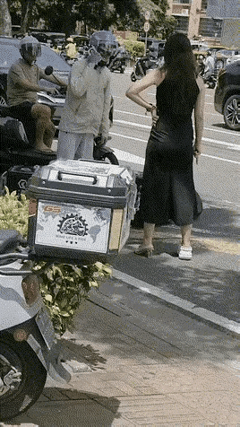 这就是手欠的报应！这姑娘太把自己当回事，压根掂不清自己能不能拿捏住人家！打人不