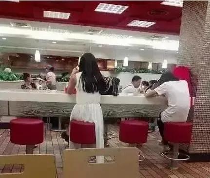 一名在饭店就餐的女子，因讨厌有人在饭店抽烟向饭店老板投诉，被饭店老板怼的哑口无言