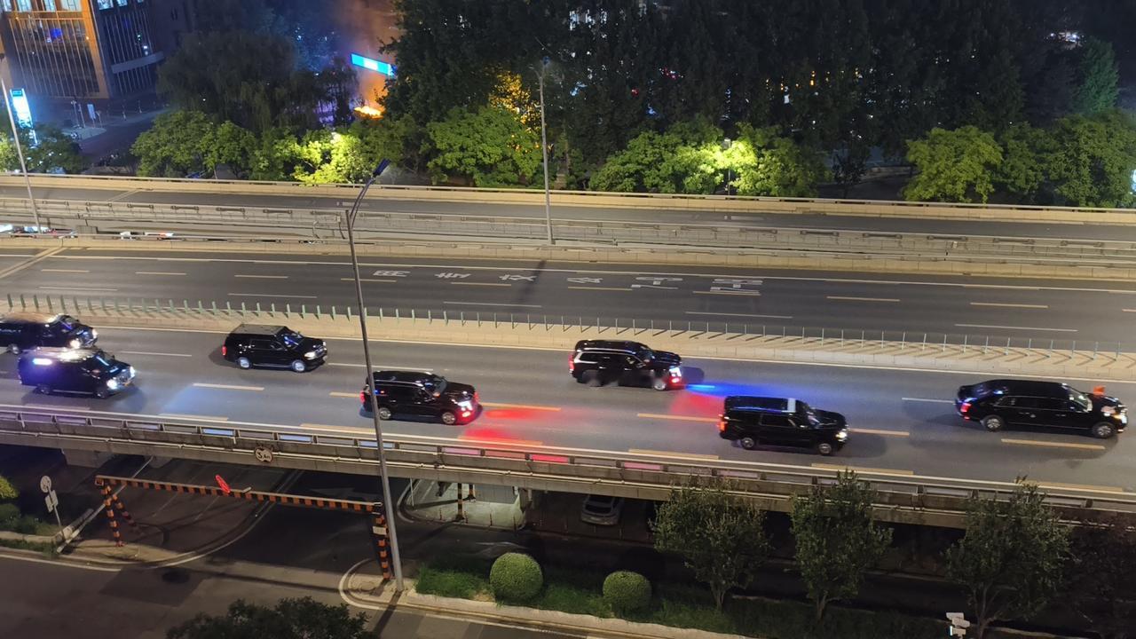 车队已经到达亮马桥附近～来自最前线。（住附近的同事拍到的照片）