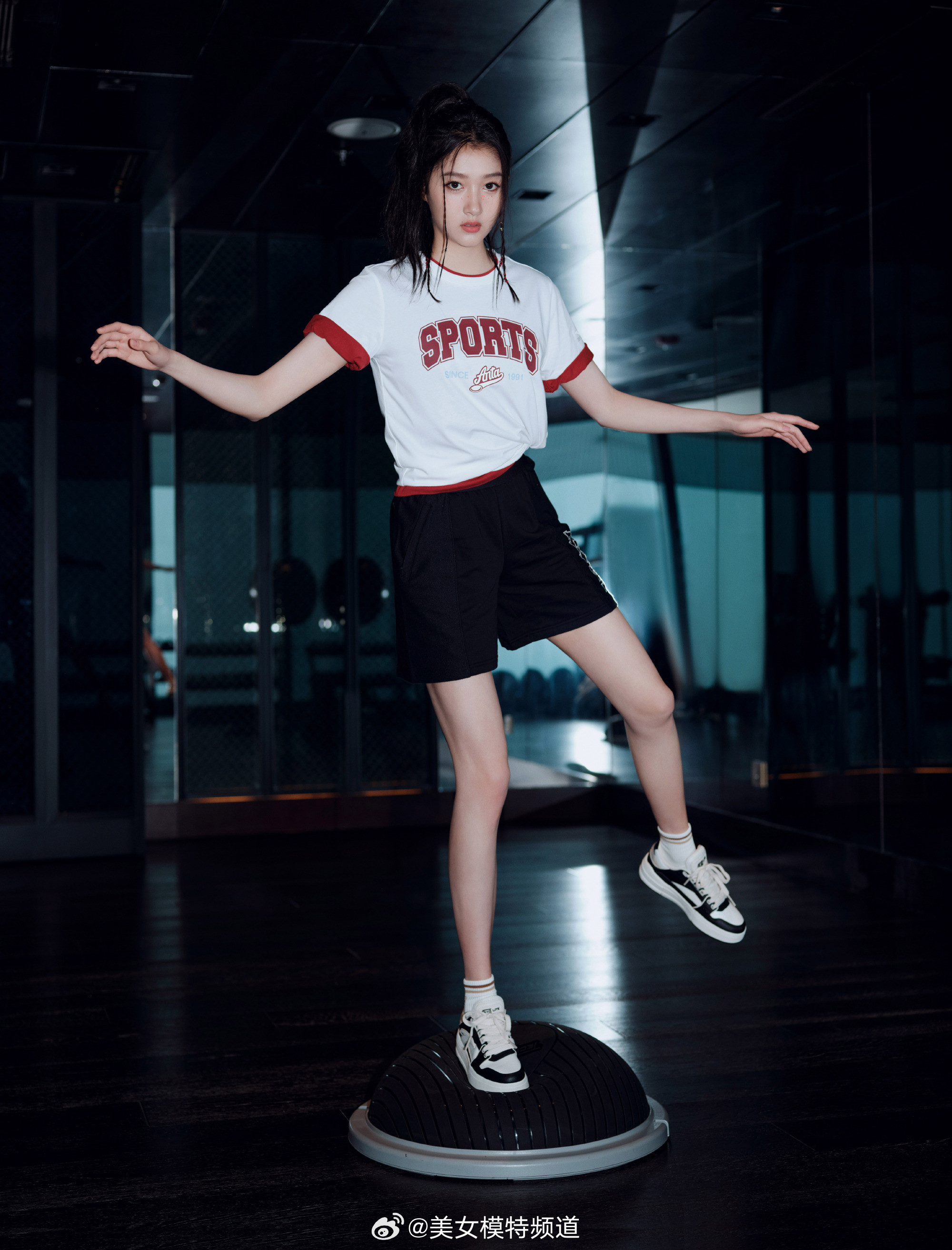 关晓彤运动编发亮片雀斑妆