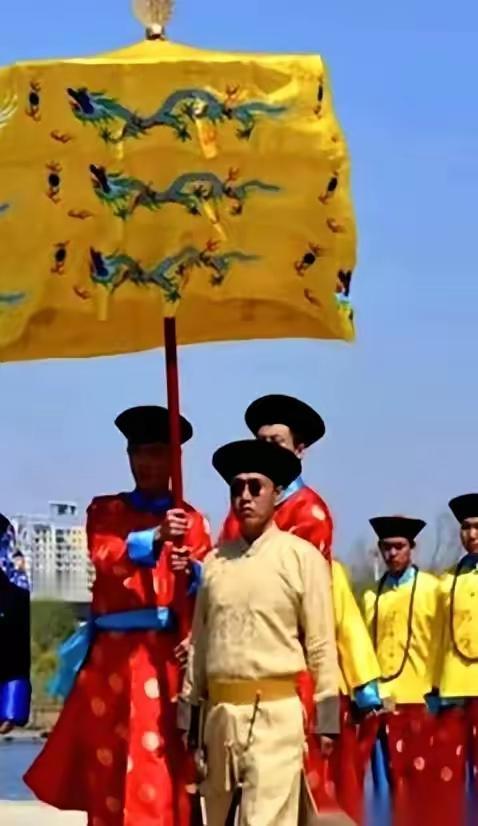 穿戏服追忆“金贵血统”？这届“格格爷”的魔幻，真该醒醒了搁以前，这叫前朝余