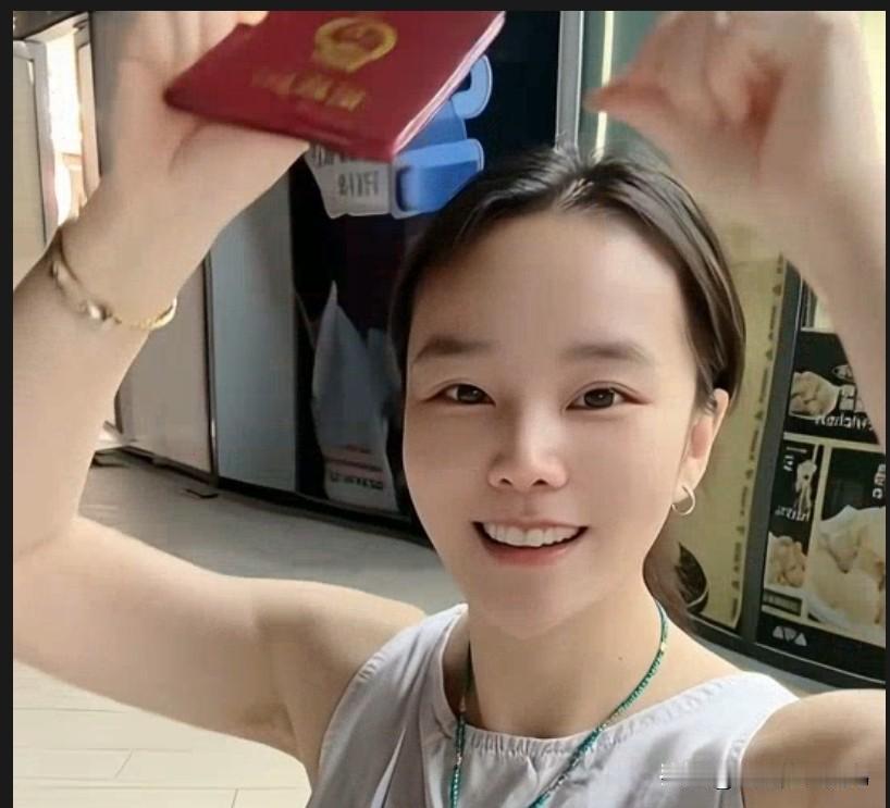 熊磊这人太“随性”了，偷偷摸摸地把户口迁来迁去，就像玩躲猫猫，还觉得自己挺高明。