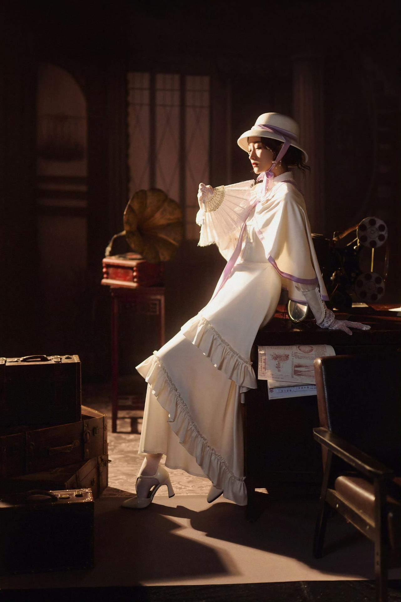 复古风穿搭，优雅复古的氛围，让人仿佛回到了上世纪的优雅时光。关晓彤！！！