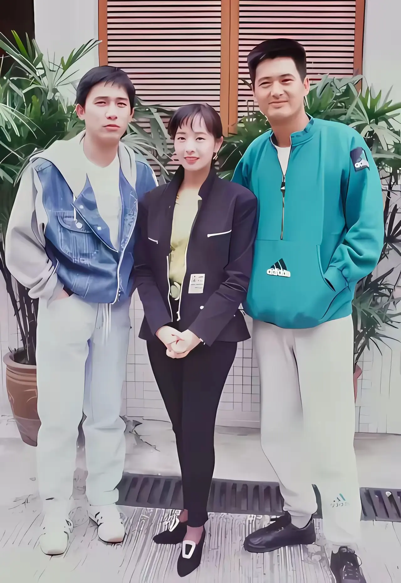 看这三个人你都认识吗？不过中间的美女是谁？