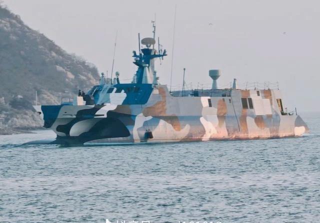 看到有人说：“022导弹艇没有淘汰，而是改装了导弹舱没有导弹，身上多了不少天线，